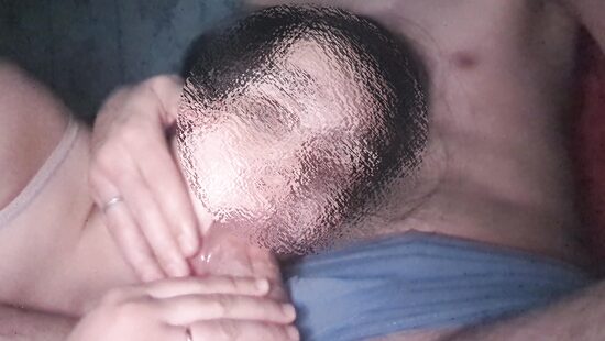 Красиво сосёт член парня лёжа на диване